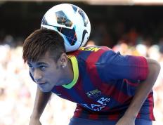 开云官网-我来扩展思维，想到一个新颖角度，将这两个体育事件放在全球体育的爆发现象框架下解读，通过瞬间爆发力、决定性时刻的主题进行连接