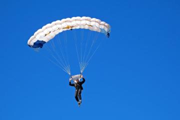 开云官方app入口-烈火法老对阵翡翠亲王，一场个人英雄主义与团队火力的史诗对撞