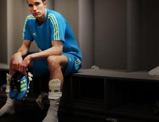 开云下载-末节狂飙！詹姆斯关键节点连续12分，上海队惊险擒获广厦