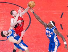 开云体育-猛龙球员集中训练，全队心系备战全力迎接新一轮比赛