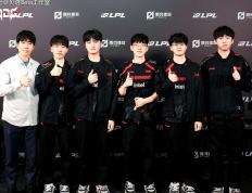 开云官方app入口-包含FPX绝杀EDG，Perkz极限生还后反打峡谷大战八强赛，点燃全场激情的词条