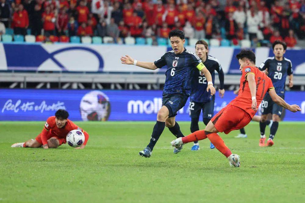 开云平台-胜局紧逼，球队精彩表现打动万千球迷