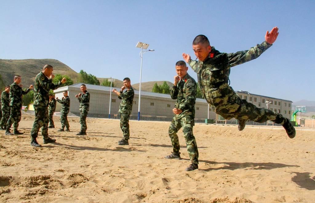 开云体育入口-瓦拉多利德队员体能训练，备战战术抵抗