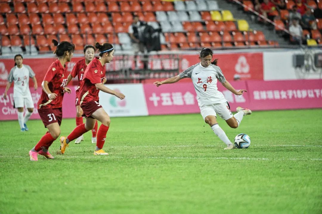 开云体育入口-女足赛场上中国队技高一筹,击败对手