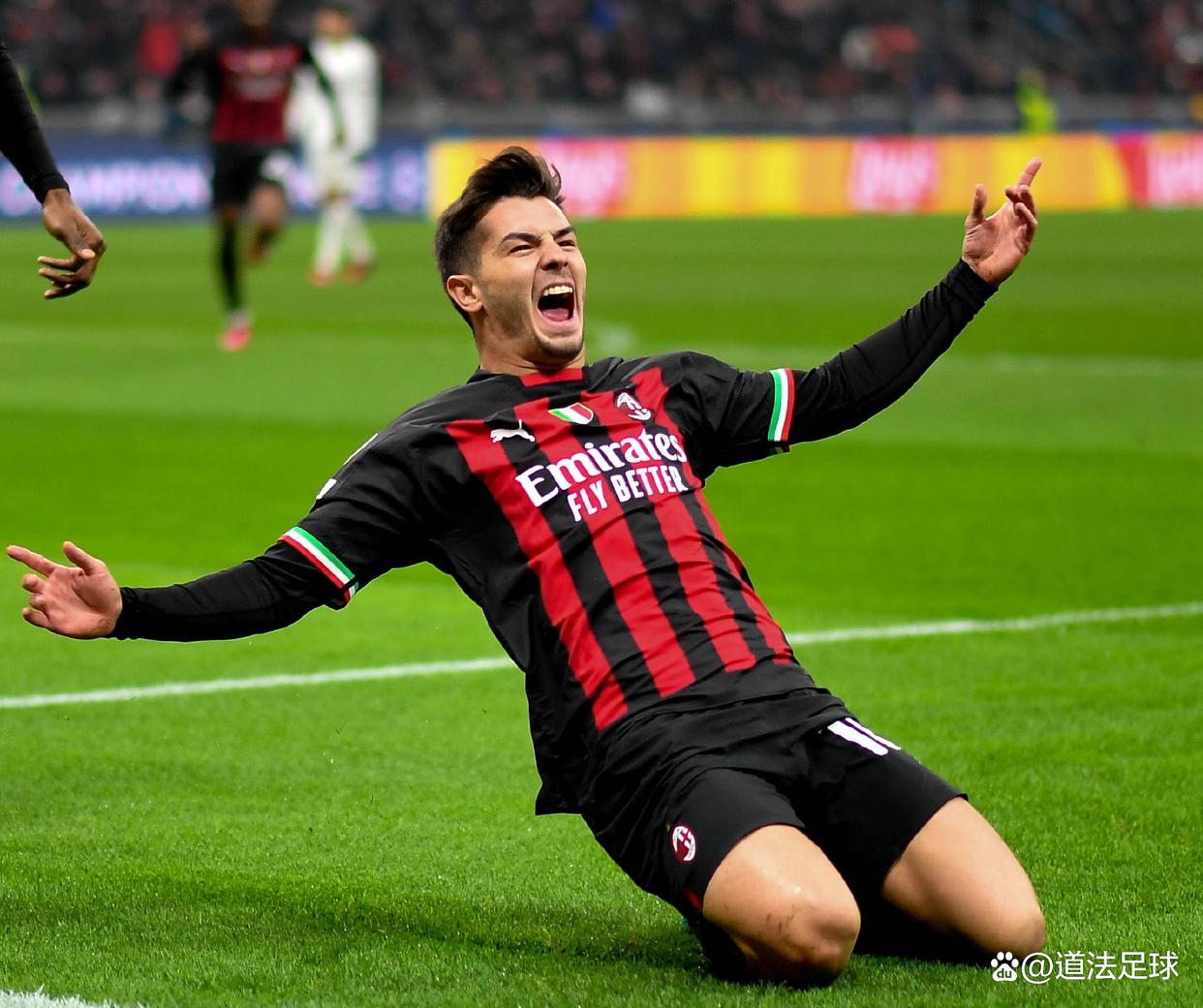 开云体育下载-AC米兰遭遇挑战:罗马城豪强能否逆袭?