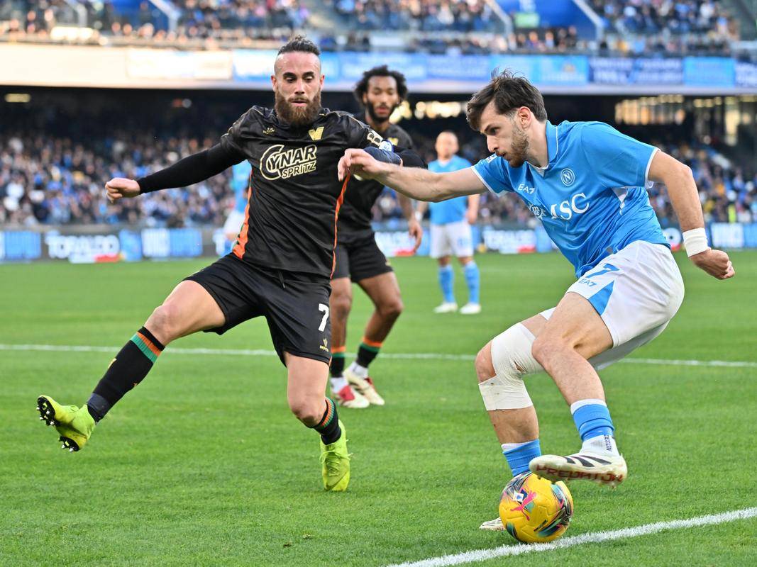 开云体育下载-那不勒斯中场频频抢断,制造对手失误的简单介绍