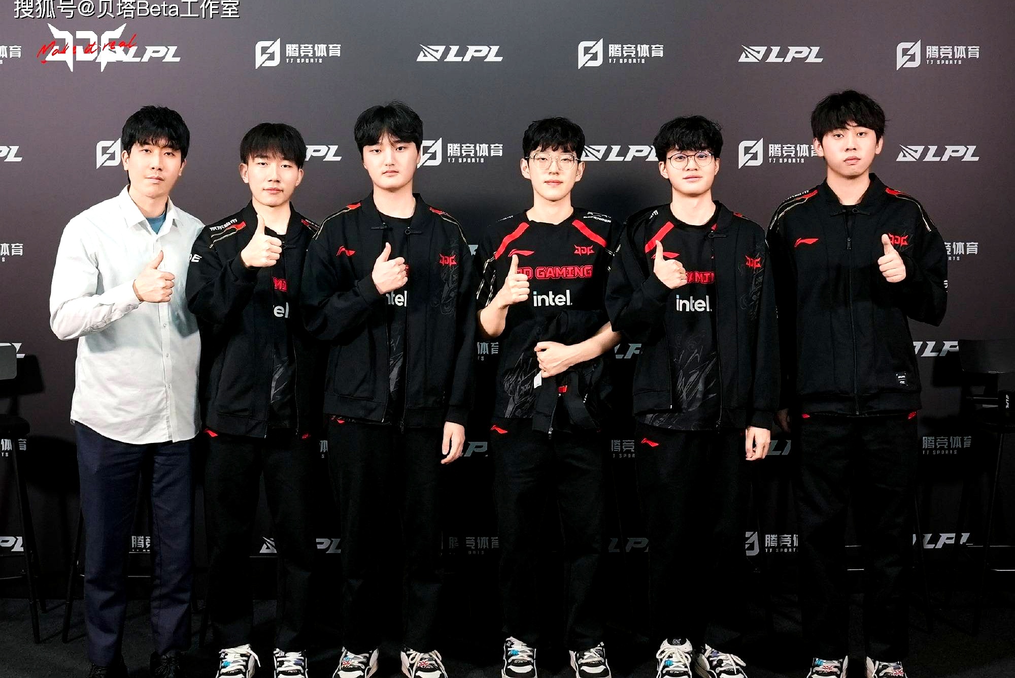 开云官方app入口-包含FPX绝杀EDG，Perkz极限生还后反打峡谷大战八强赛，点燃全场激情的词条